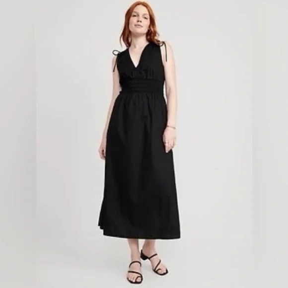 Old Navy Dresses & Skirts - Old Navy Black Smocked Sleeveless Flare Maxi Dress - Size Small